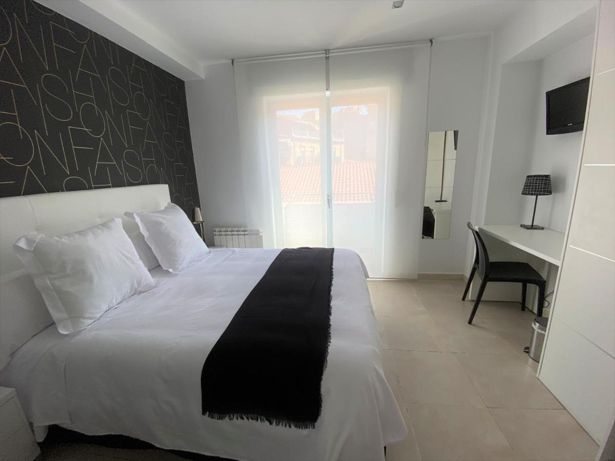 Hostal Somnis Suria Buitenkant foto